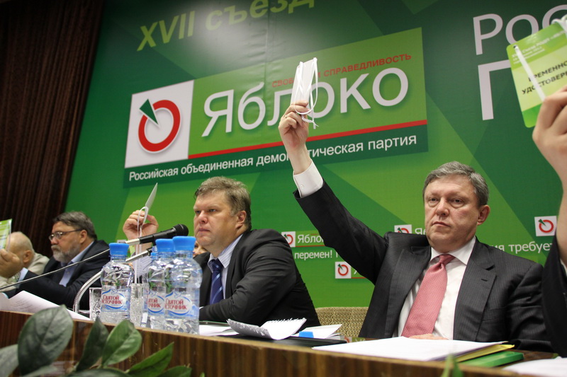Партия «Яблоко» хочет привезти представителей СМИ на сессию Псковского областного Собрания