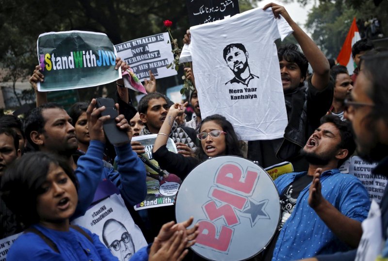 Протесты распространяются по всей Индии против ареста студента за предполагаемый мятеж