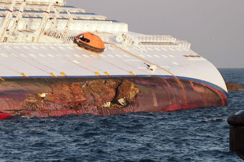 Круизный корабль, который был поврежден во время шторма, поставили опять на воду