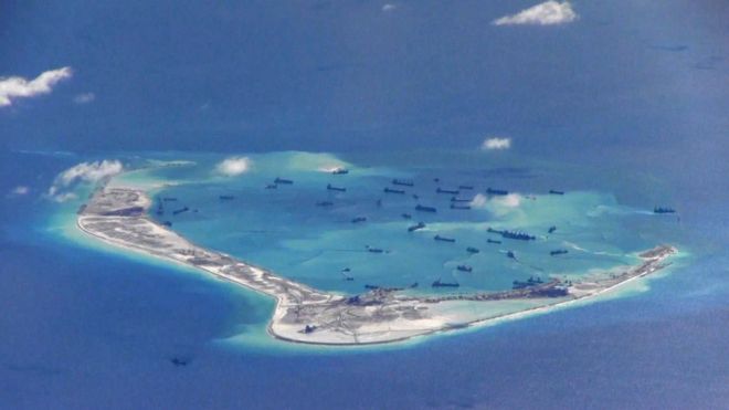 Южно-Китайское море: американский корабль приближается к спорному рифу