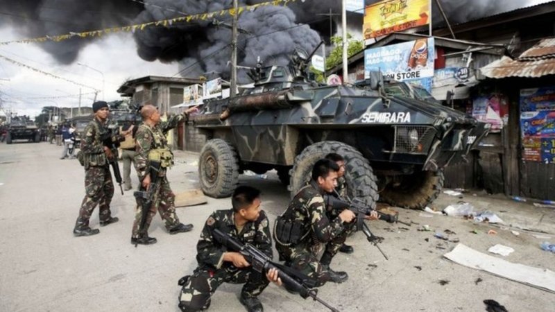 Филиппинская армия ведет борьбу за город уже четвертую неделю