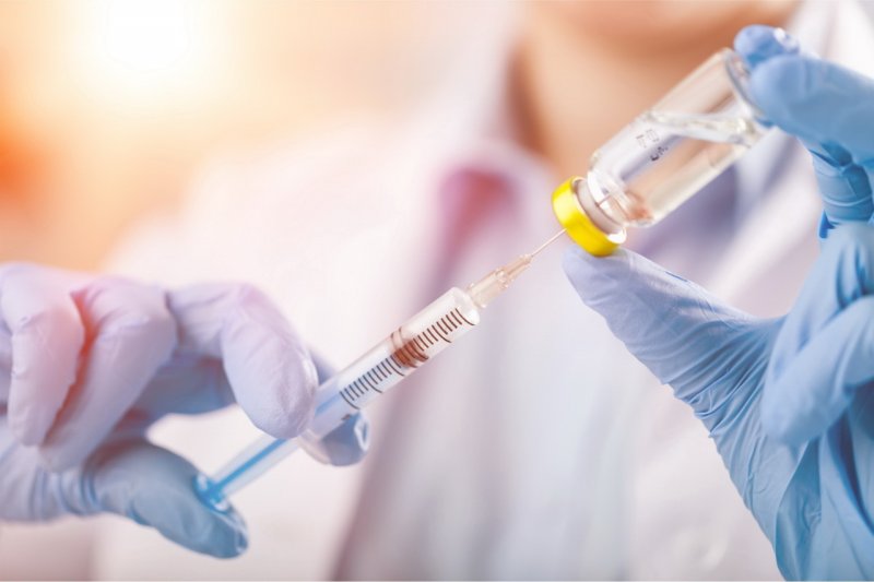 Великобритания одобрила массовую иммунизацию вакциной против COVID-19