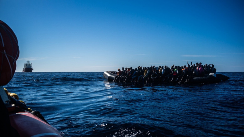 Более 400 мигрантов, находящихся под угрозой исчезновения, были спасены из Средиземного моря всего за несколько дней