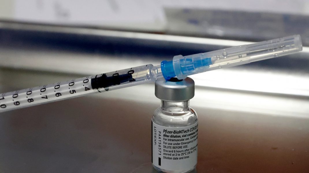 Израиль не добьется «коллективного иммунитета», даже если все взрослое население будет вакцинировано. Какова причина