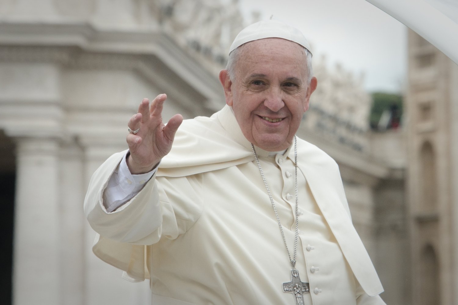 Папа Римский крестит 16 младенцев в Сикстинской капелле после годичного перерыва