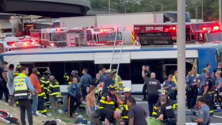 В результате аварии в США с перевернувшимся автобусом погиб по меньшей мере 1 человек