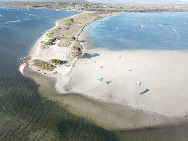 Итальянские таможенники обнаружили 22 килограмма песка в багаже туристов, возвращавшихся с Сардинии