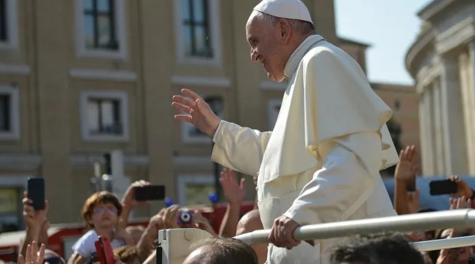 "Я еще жив". Папа Римский покинул больницу и поприветствовал верующих