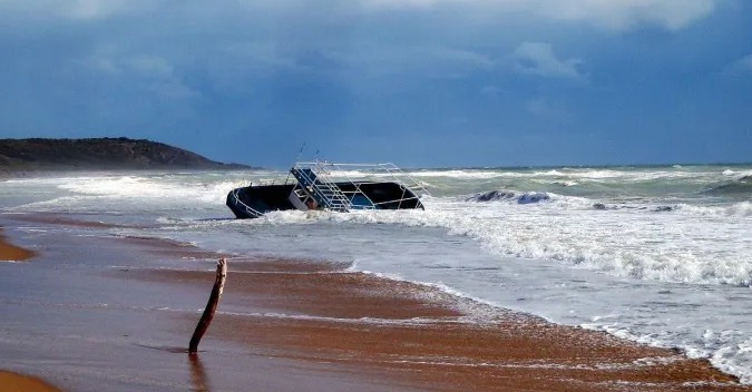 Лодка с мигрантами опрокинулась у греческого острова, по меньшей мере три человека погибли