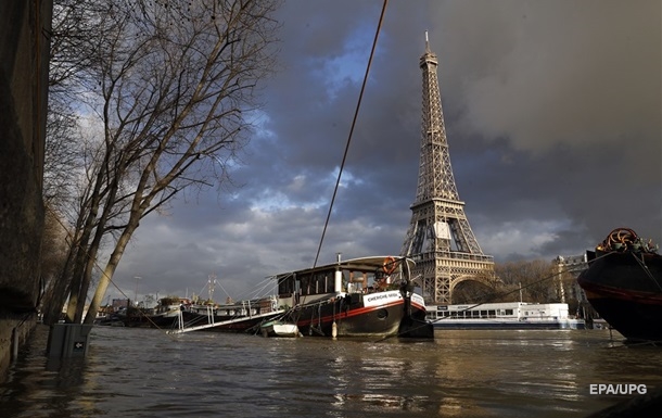 Мэрия Парижа закрывает зеленые зоны в связи с приближающейся грозой