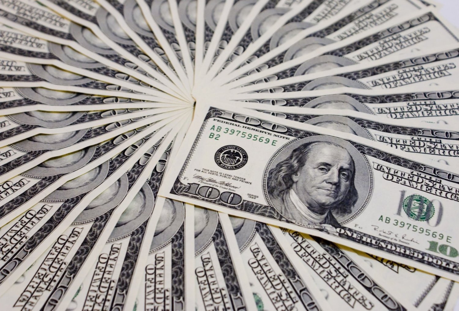 Украинцы снизили объем покупки валюты на 6,1% в июне