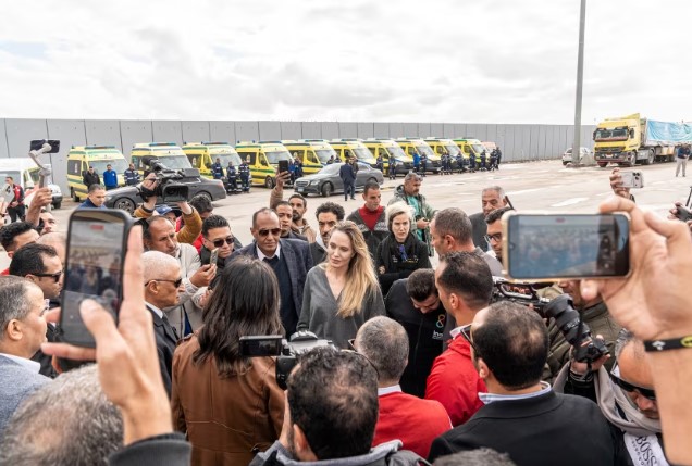 Анджелина Джоли посетила КПП «Рафах» на фоне приостановки Израилем работы десятков гуманитарных организаций в Газе