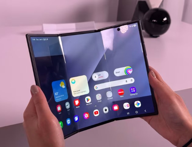 Samsung показала смартфон будущего: Galaxy Z TriFold с тройным сгибом превращается в планшет